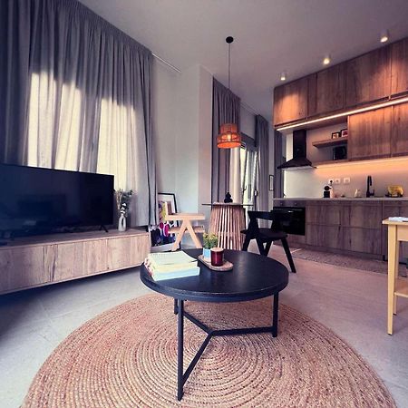 Luxurious Wooden Detail Flat In City Center Chalkís エクステリア 写真
