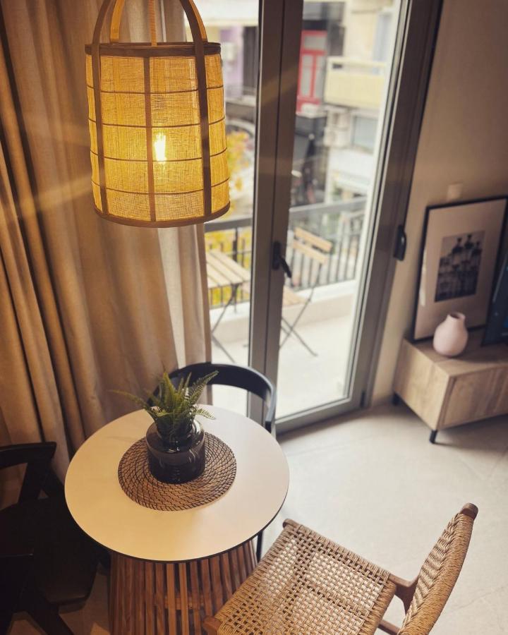 Luxurious Wooden Detail Flat In City Center Chalkís エクステリア 写真