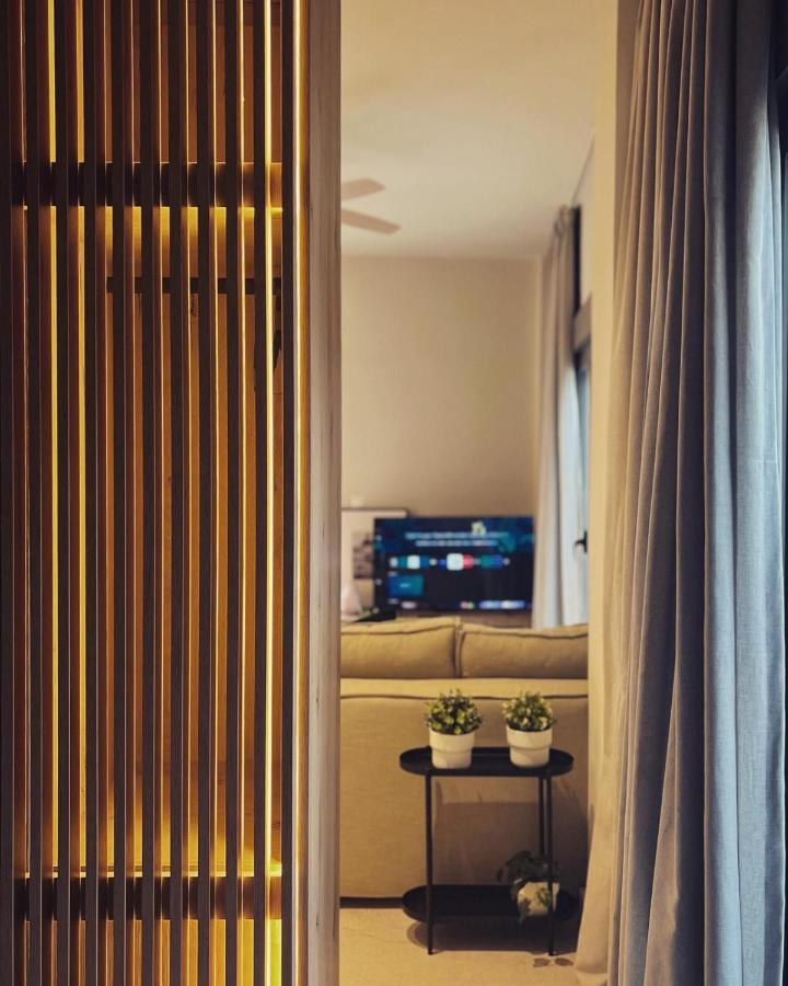 Luxurious Wooden Detail Flat In City Center Chalkís エクステリア 写真