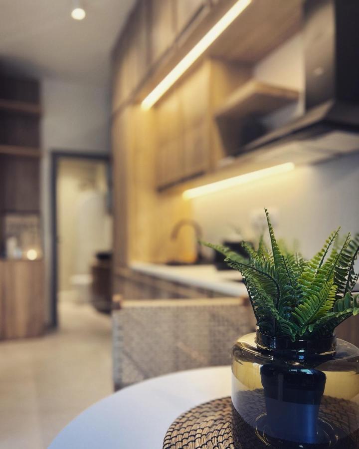 Luxurious Wooden Detail Flat In City Center Chalkís エクステリア 写真