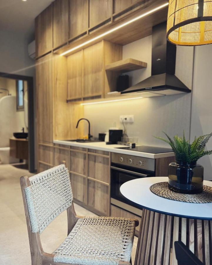 Luxurious Wooden Detail Flat In City Center Chalkís エクステリア 写真