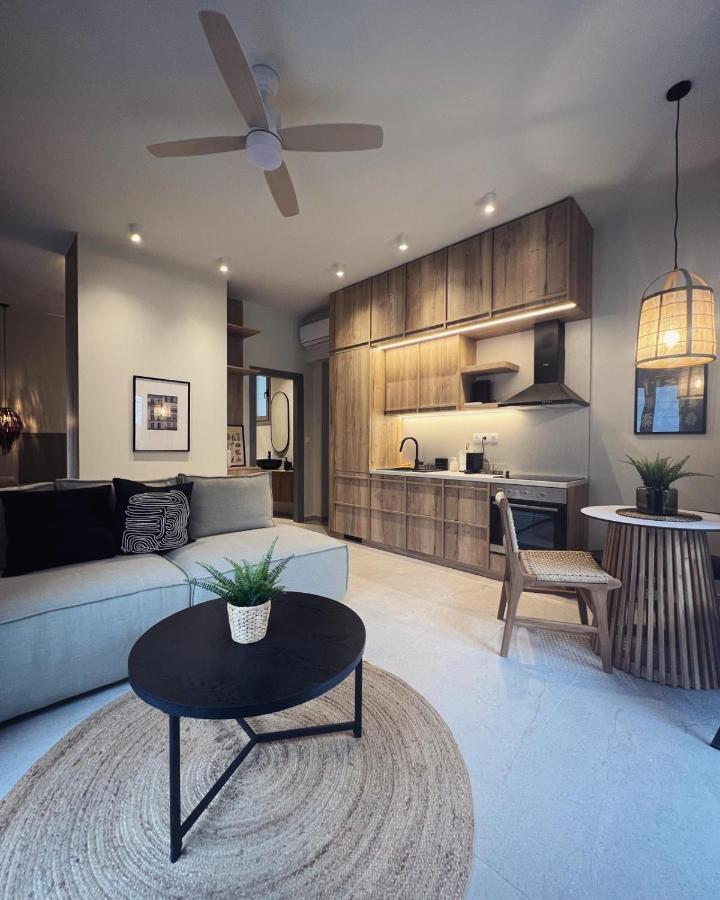 Luxurious Wooden Detail Flat In City Center Chalkís エクステリア 写真