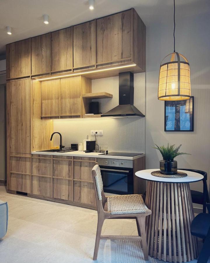 Luxurious Wooden Detail Flat In City Center Chalkís エクステリア 写真