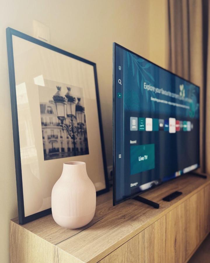 Luxurious Wooden Detail Flat In City Center Chalkís エクステリア 写真
