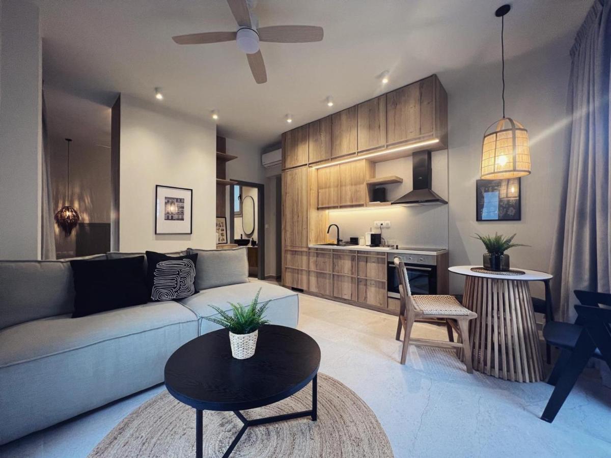 Luxurious Wooden Detail Flat In City Center Chalkís エクステリア 写真