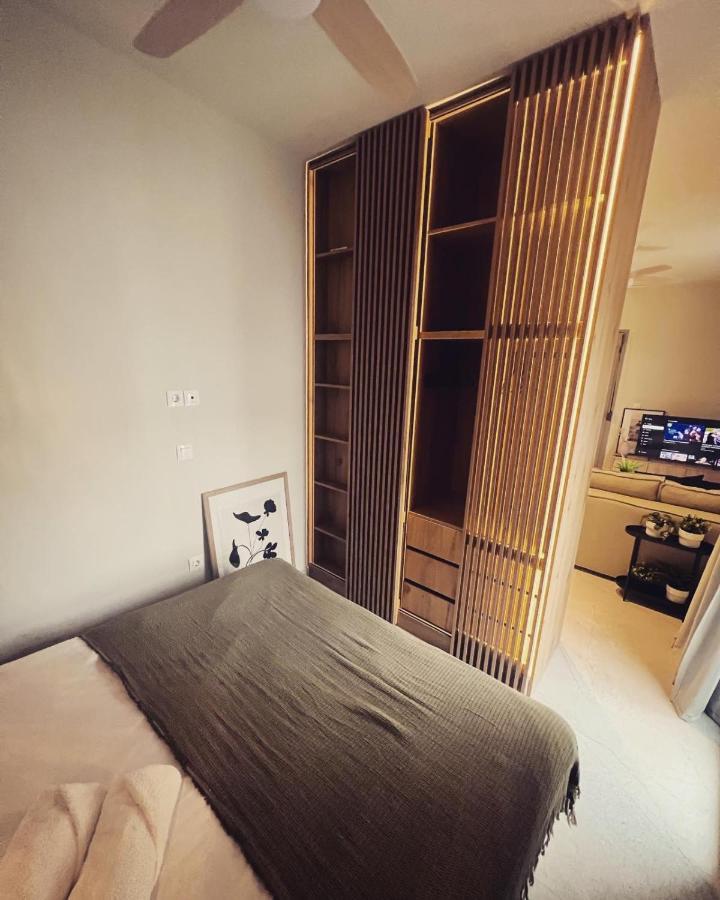 Luxurious Wooden Detail Flat In City Center Chalkís エクステリア 写真