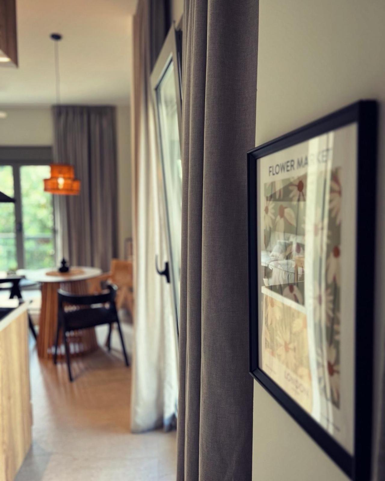 Luxurious Wooden Detail Flat In City Center Chalkís エクステリア 写真