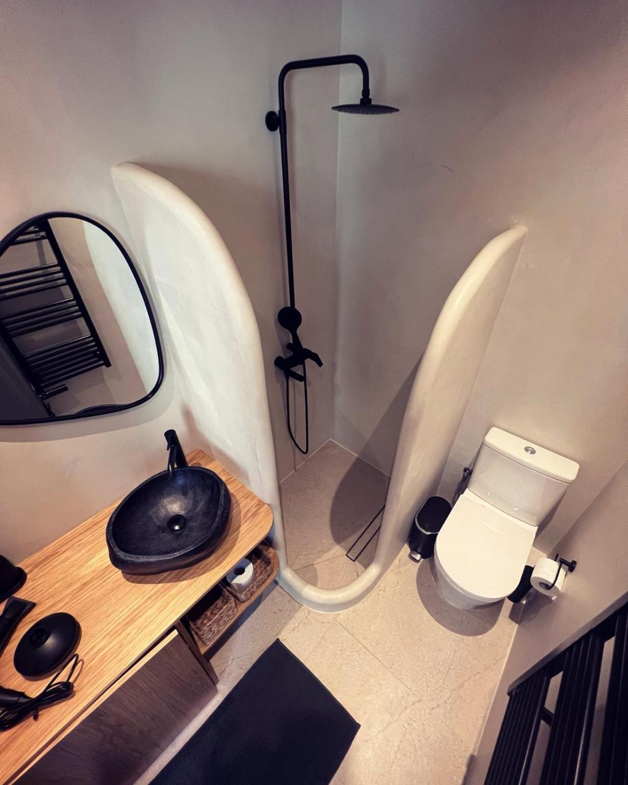 Luxurious Wooden Detail Flat In City Center Chalkís エクステリア 写真