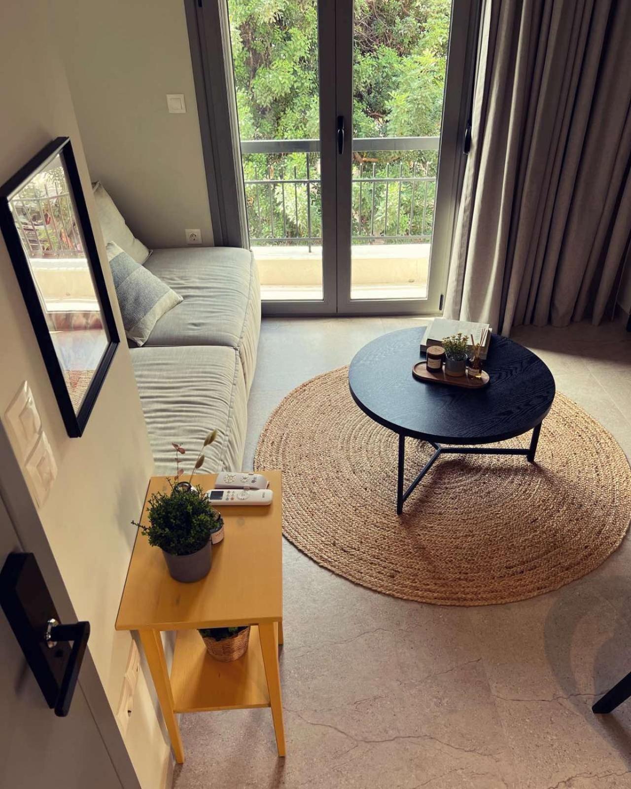 Luxurious Wooden Detail Flat In City Center Chalkís エクステリア 写真