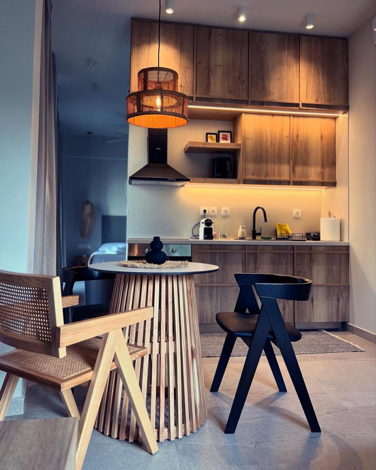 Luxurious Wooden Detail Flat In City Center Chalkís エクステリア 写真