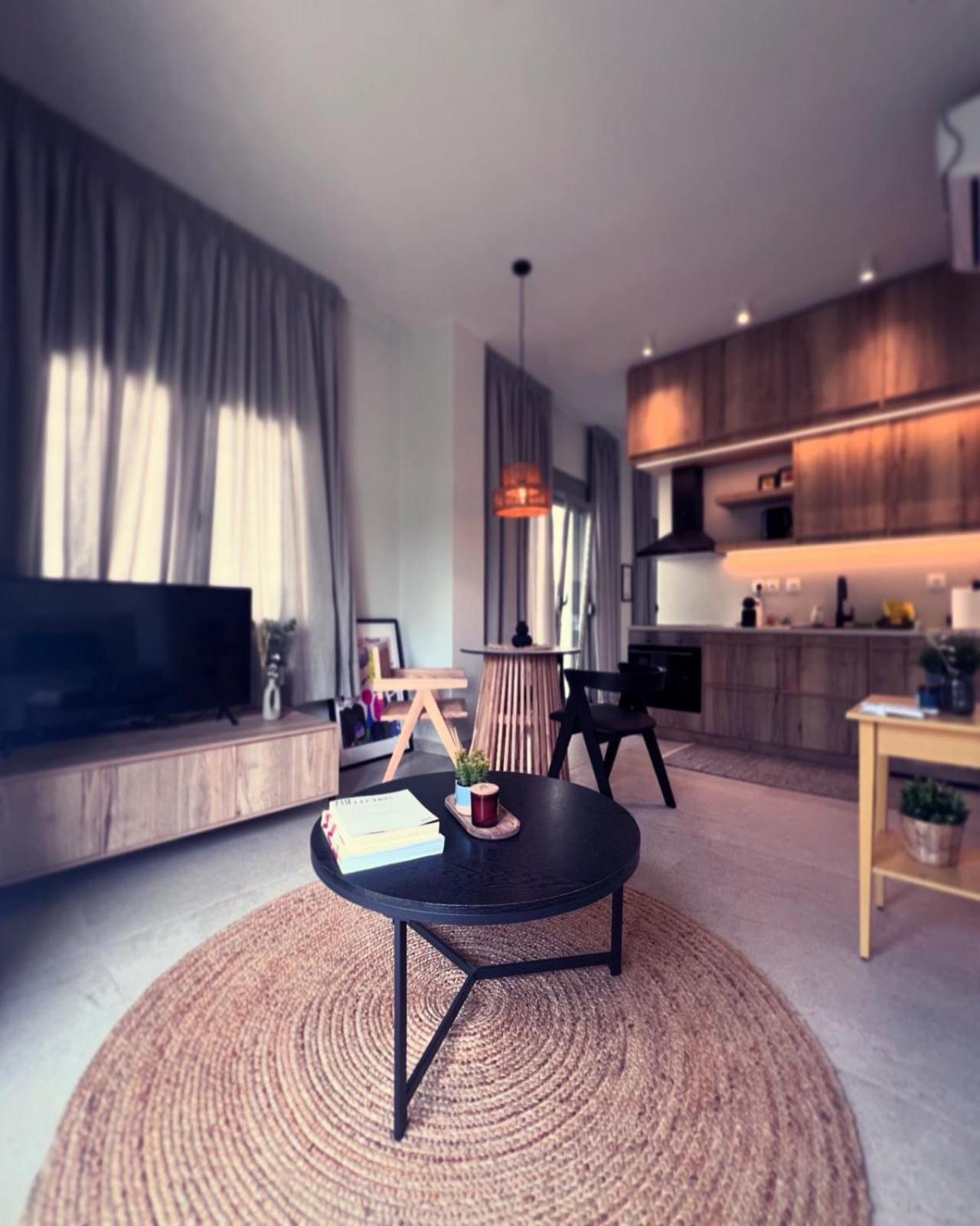 Luxurious Wooden Detail Flat In City Center Chalkís エクステリア 写真