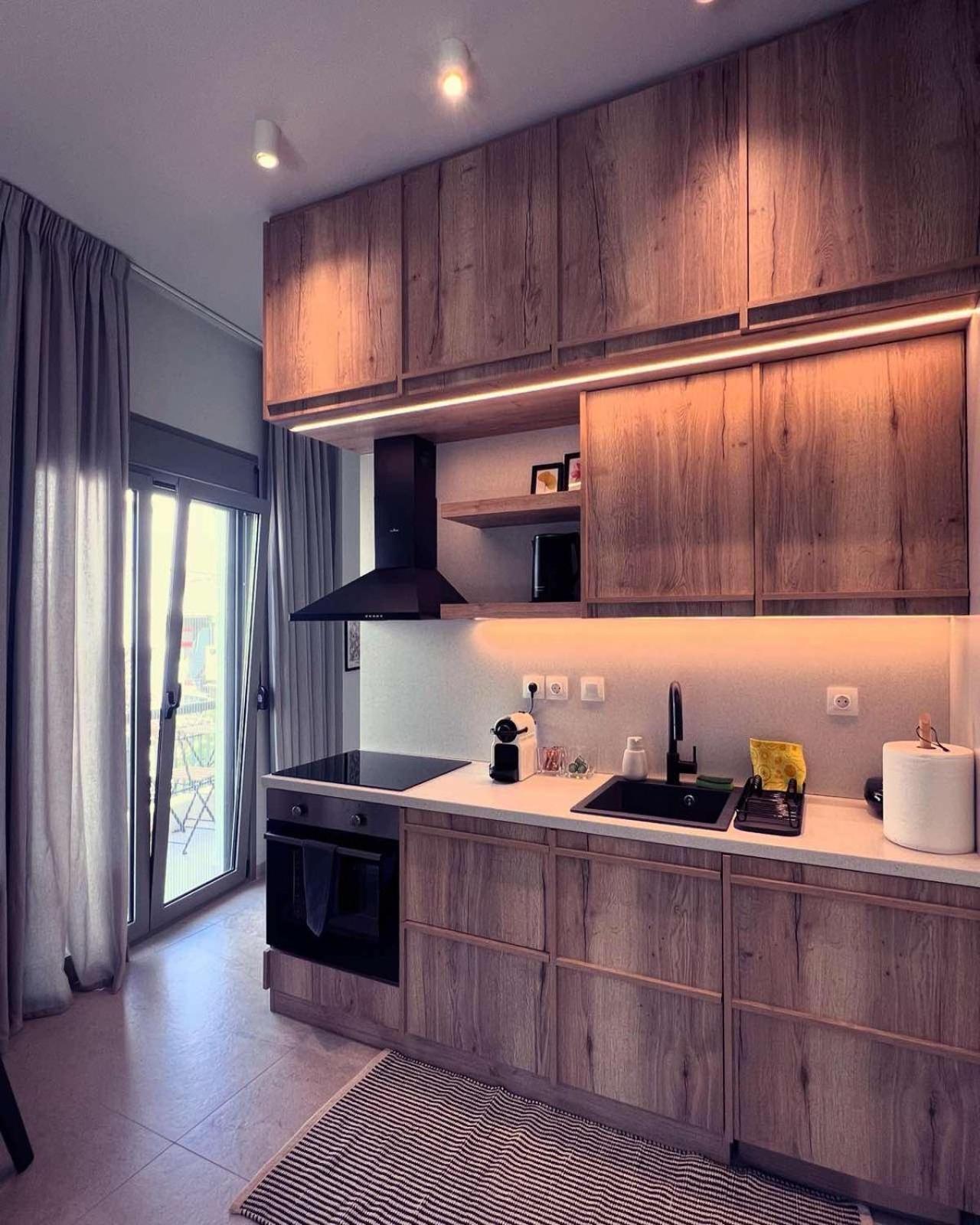 Luxurious Wooden Detail Flat In City Center Chalkís エクステリア 写真
